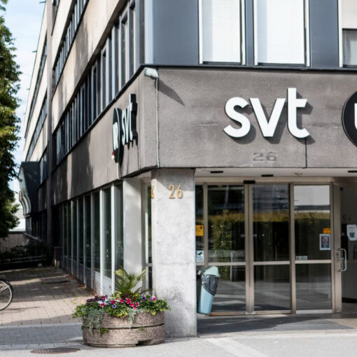 Svt-Skådespelare Gripen Efter Termosbomb; Två misstänkta har gripits efter att en termosbomb hittats utanför ett hem i Södertälje, enligt Aftonbladet. En skådespelerska som nyligen anställts av SVT finns bland de häktade.